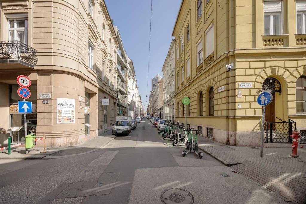 Relaxing Spacious Balcony Super Near Opera Apartment Budapest