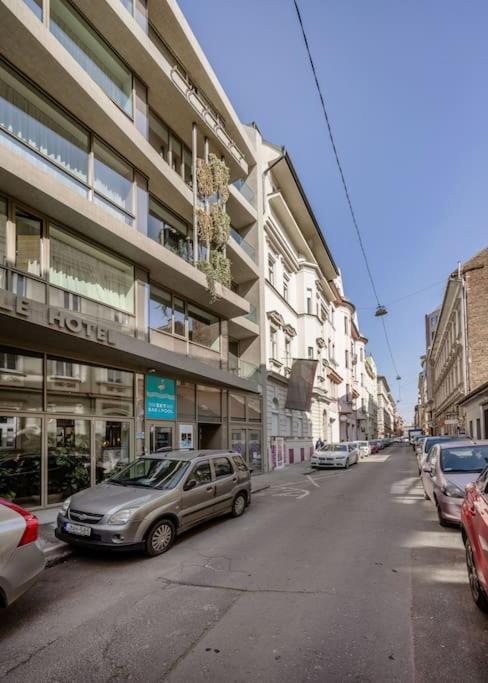 Relaxing Spacious Balcony Super Near Opera Apartament *