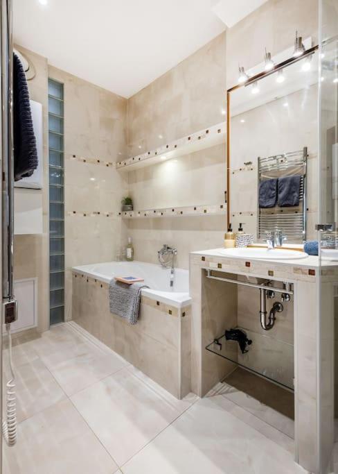 Relaxing Spacious Balcony Super Near Opera Apartamento *